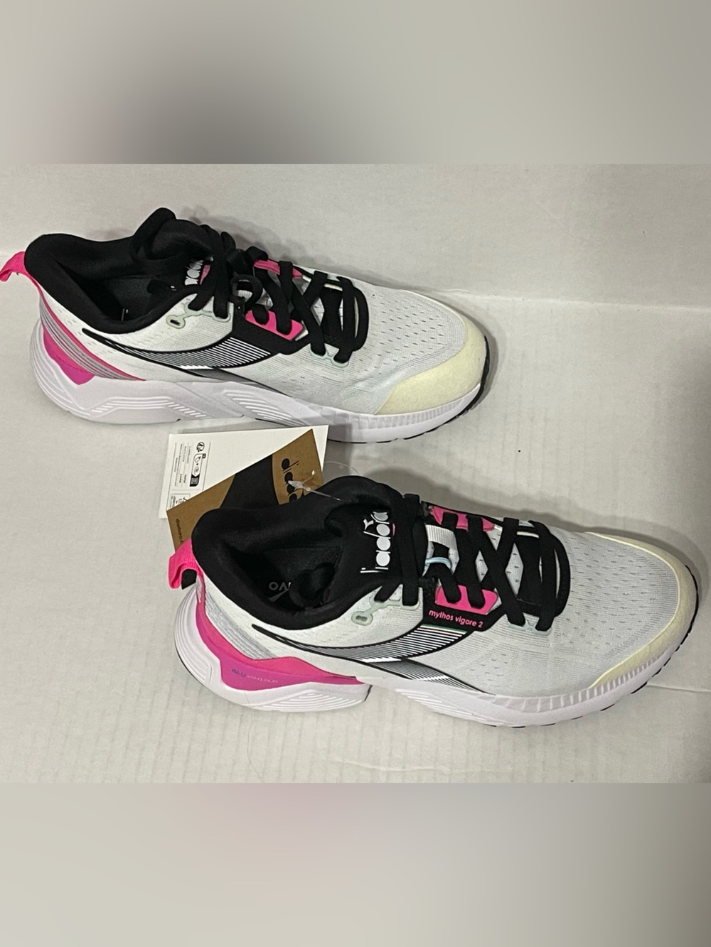 Diadora Mythos Blueshield Vigore 2 - Women’s 7.5 -  White/Pink Fluorescent - NIB - Picture 2 of 8